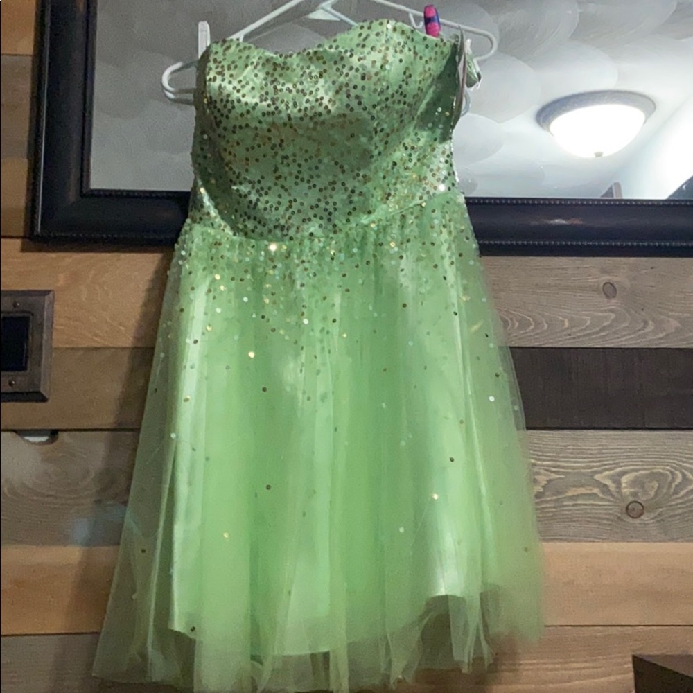 Beautiful Dress - Reminds me of Tinker Bell.